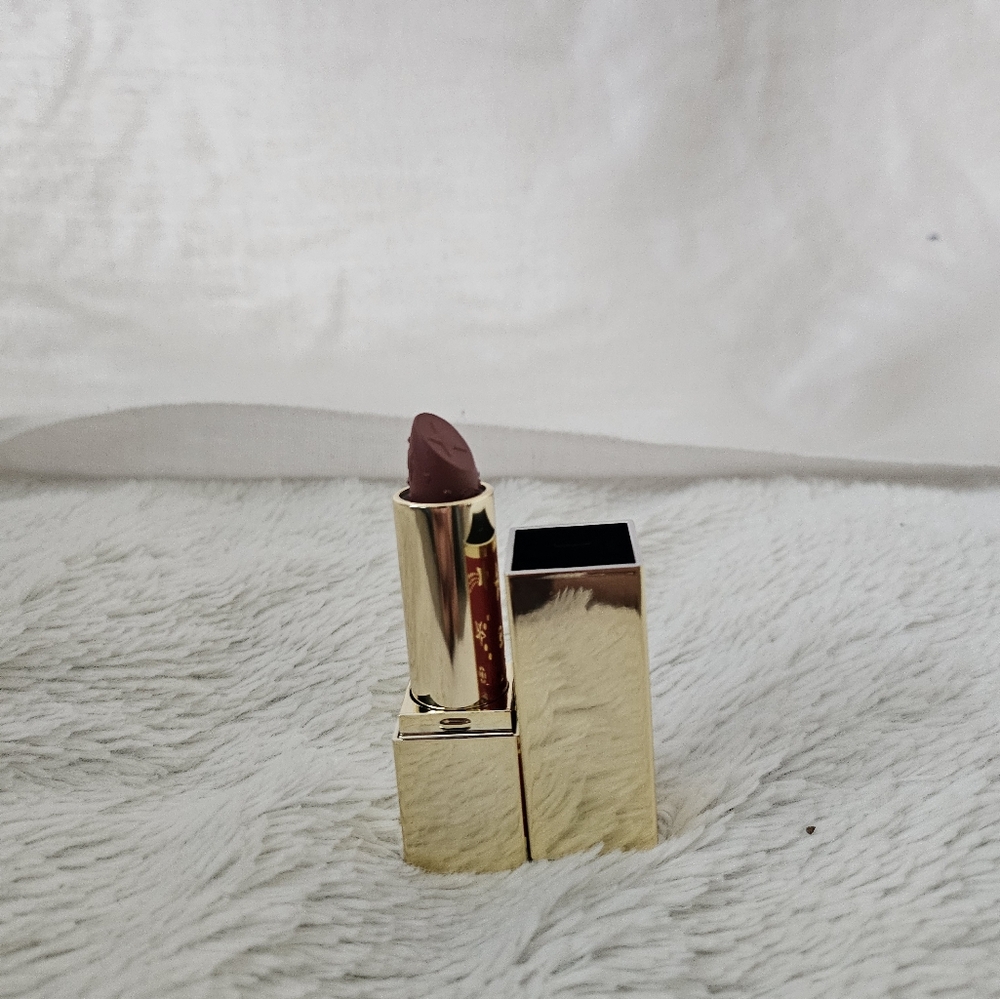 Estee Lauder - Picture 3 of 4